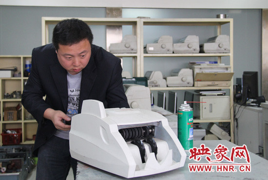 陸涌每天的工作就是和機(jī)器“談心”、發(fā)現(xiàn)故障、修好它們。