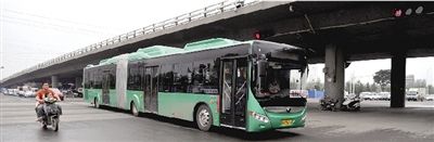 昨日上午，一輛B3快速公交測試車行駛在西三環(huán)的線路上。