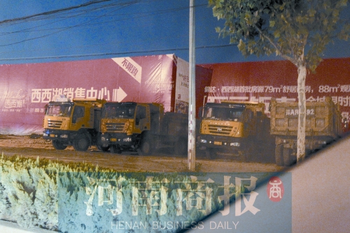 昨夜，記者發(fā)現(xiàn)一些工地外，渣土車們正在“休息”記者 鄧萬里/攝