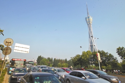 航海路中原福塔門前調(diào)頭口被封閉，等待左轉(zhuǎn)調(diào)頭的車輛排起長隊(duì)。