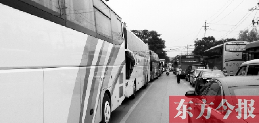 昨日，只能由東向西單行的鄭州市城南路上，闖進(jìn)了由西向東行駛的大巴車，造成嚴(yán)重交通擁堵