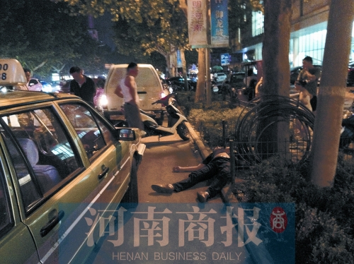 醉漢拳打的哥后耍賴趟地上不起來 民警開車將其拉走 醉漢拳打的哥后耍賴趟地上不起來 民警開車將其拉走