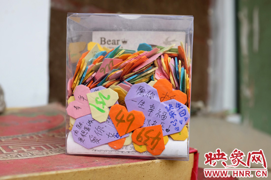 王書佳的床邊放著一個玻璃瓶子，里面是521顆紙心，是生日的時候同宿舍的朋友送給她的。