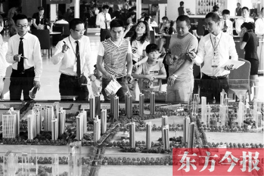 昨天上午，在鄭州市區(qū)一售樓部?jī)?nèi)，看房的顧客比平時(shí)多了不少