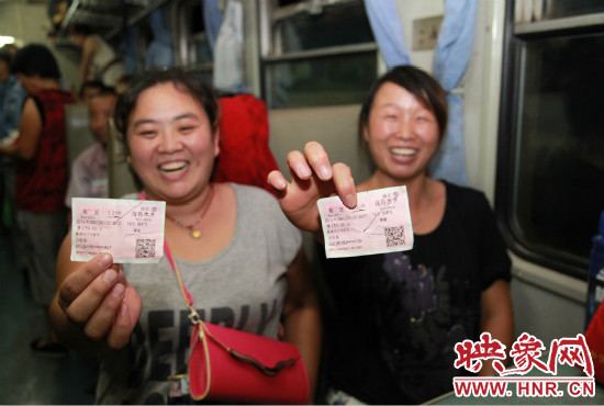 進(jìn)疆棉農(nóng)展示前往烏魯木齊的車票。