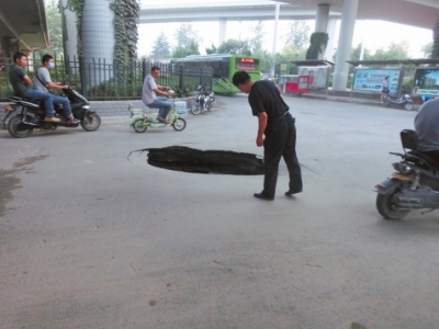 市民探頭看，大坑“深不可測”。