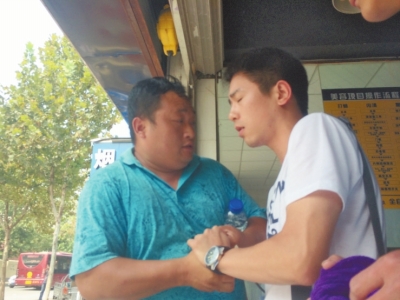 記者正查看照片，突遭藍衣男強搶手機。