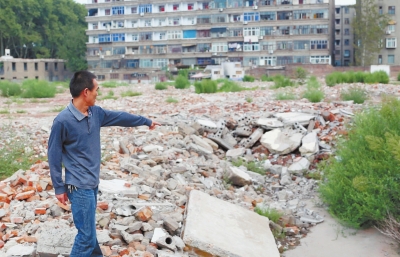 寧寧的父親說(shuō)：女兒就是在這兒被打的。