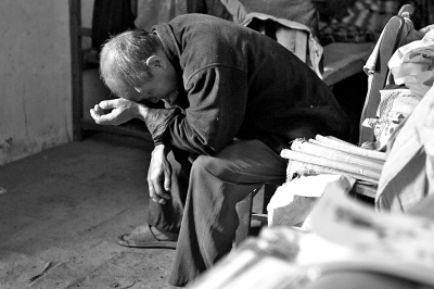 妞妞的爺爺至今仍深陷自責(zé)與悲傷之中,不能自拔。