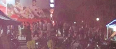 澡堂外排隊(duì)洗澡的學(xué)生隊(duì)伍目測(cè)有近百米 澡堂外排隊(duì)洗澡的學(xué)生隊(duì)伍目測(cè)有近百米