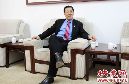 以精湛讀到的刑偵鑒識(shí)技術(shù)享譽(yù)國(guó)際的李昌鈺博士，被譽(yù)為“當(dāng)代福爾摩斯”。