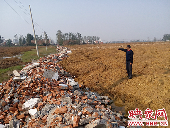 村民指著被賣(mài)掉的土地