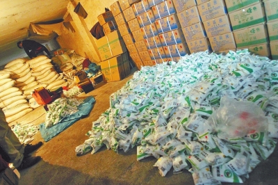 大袋的飼料添加劑氯化鈉經(jīng)過仿冒加工，就變成了小袋的食用碘鹽。