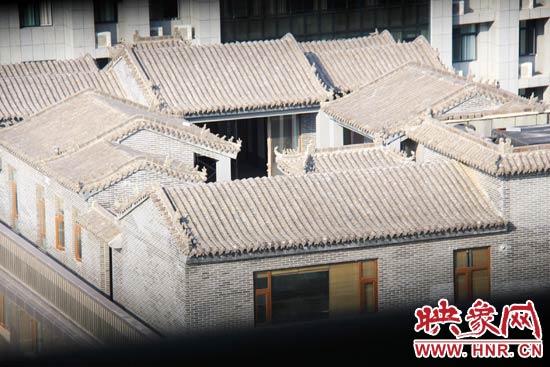 這座建筑里面的裝修奢華考究，門窗和吊頂均為紅木。