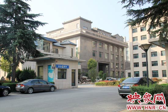 據(jù)這座建筑的一名工作人員稱，整座建筑為海龍集團(tuán)所有，房屋建成之后用作公司紅木家具展示。