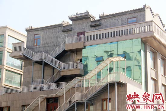 這座建筑的背面，已建好步梯。