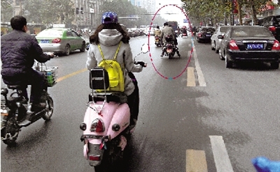 女摩的司機騎得飛快，闖了3次紅燈