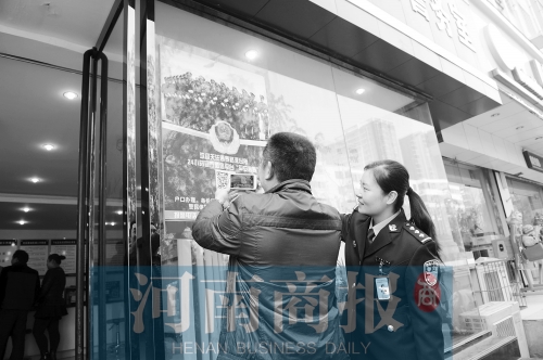 市民正在掃描二維碼，加關(guān)注