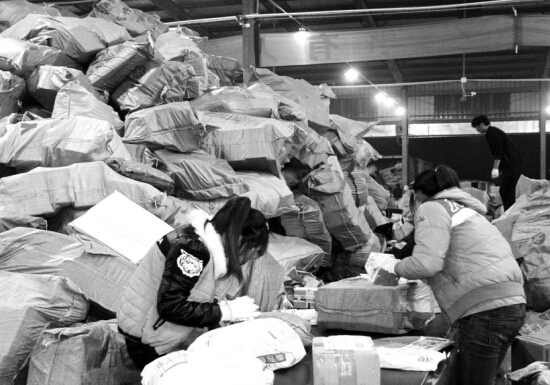 “雙十一”過后快遞業(yè)迎來投遞高峰，鄭州一家快遞公司網(wǎng)點(diǎn)內(nèi)，快遞堆積如山，分揀員24小時(shí)不間斷工作