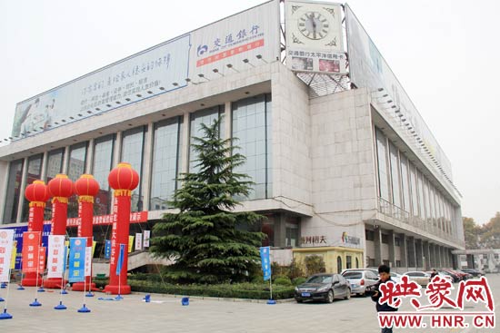 11月28日，記者從鄭州市政府獲悉，河南省人民會堂決定拆除違法存在10多年的巨型樓頂廣告。