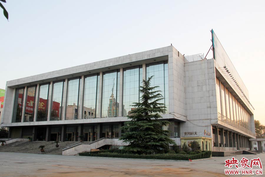 省人民會堂樓頂西側的廣告牌已經全部拆除完畢，現場的施工人員和機械設備已經全部撤離。