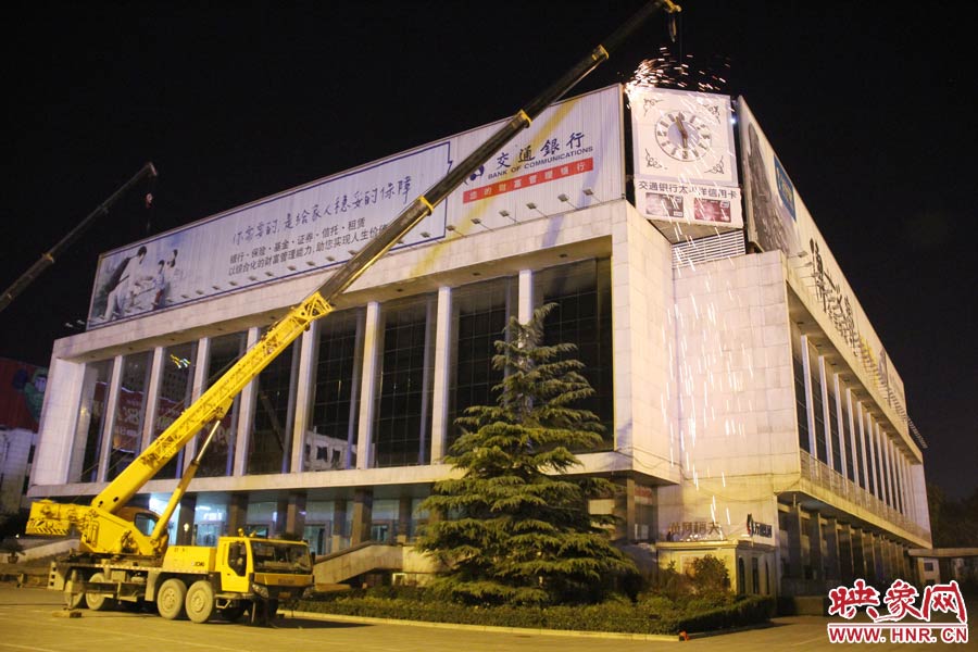 21點50分，切割機開始對中間最小的一塊牌進行切割。頂著“呼呼”的寒風，巨大廣告牌上火花四濺。