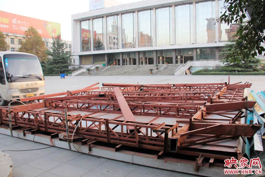 受天氣影響，拆除工作暫時中止。