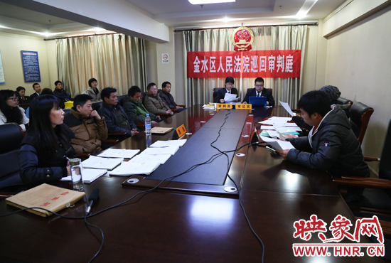 12月2日上午9點，鄭州市金水區(qū)法院將法庭搬到了經(jīng)八路辦事處，并案審理了這6起勞務糾紛案件。