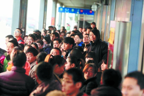 早高峰期，很多上班族在此換乘