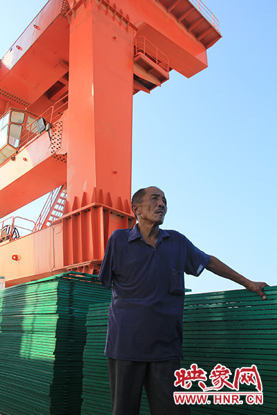 2014年7月31日，淅川縣九重鎮(zhèn)陶岔村獨(dú)臂護(hù)水員李進(jìn)群在淅川渠首。