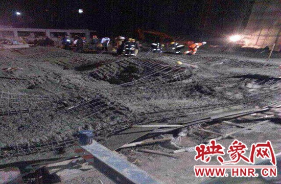 圖為事故現(xiàn)場情況，當(dāng)?shù)厝罕姽﹫D。