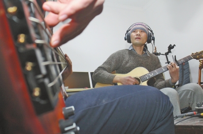 抱著吉他撥弄琴弦，子芙唱著自己的音樂(lè)。