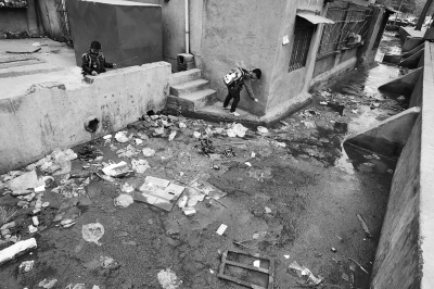 污水溝成了附近的孩子們放學(xué)后逗留的場所，十分令人擔(dān)憂。