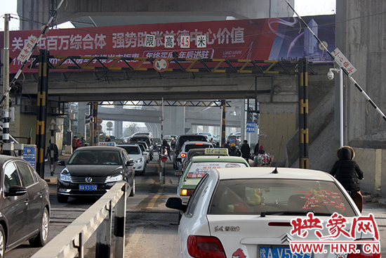 金水路沙口路交叉口的車(chē)流