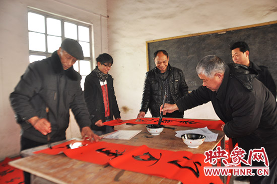 鞏義市魯莊鎮(zhèn)農民書法愛好者正在寫春聯(lián)。