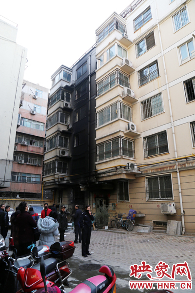 從一樓到六樓的外墻一片漆黑。