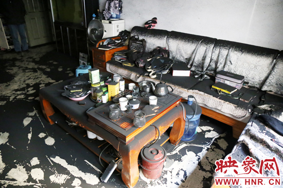 一樓住戶的家中到處都是黑煙灰兒，無法居住。