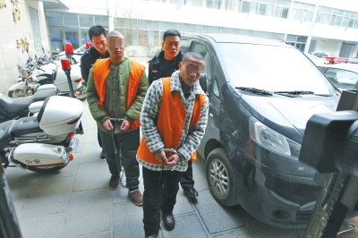 倆刑釋男子，冒充“富二代”，微信搜附近的人，專搶出入娛樂(lè)場(chǎng)所女性