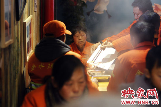 鄭州黃河路衛(wèi)生路附近一家火鍋店，宴請(qǐng)130名環(huán)衛(wèi)工人吃火鍋。