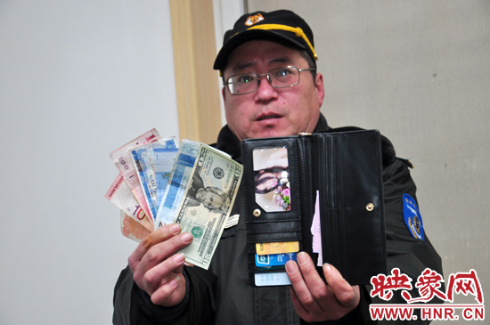 經(jīng)過上網(wǎng)查詢，巡防隊(duì)員確認(rèn)這些外幣相當(dāng)于180多元人民幣。