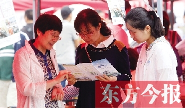 家長(zhǎng)和孩子在高招咨詢會(huì)上咨詢學(xué)校信息 家長(zhǎng)和孩子在高招咨詢會(huì)上咨詢學(xué)校信息