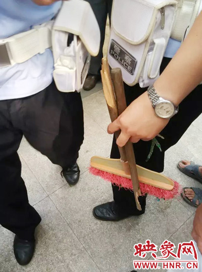 老太從環(huán)衛(wèi)工手中奪過掃帚，用腳踩斷，用力向環(huán)衛(wèi)工人的手上和腿上敲去。