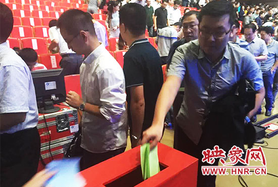 專家、評委、全局干部職工代表現(xiàn)場投票。