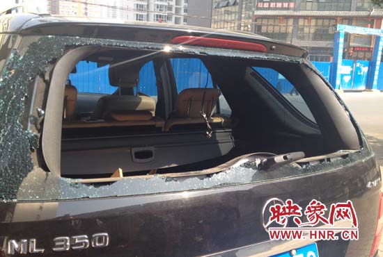 奔馳車夜停路邊被砸，損失萬元以上