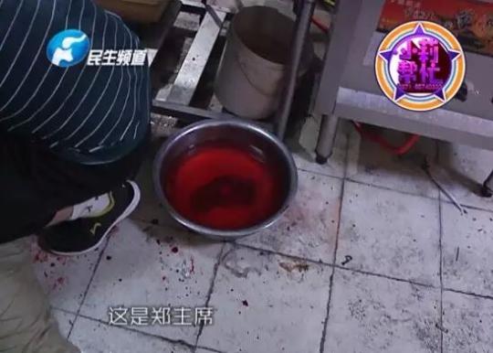 老板竟突然在廚房內(nèi)割腕自殺!發(fā)現(xiàn)意外情況后，小莉趕緊對傷者進行包扎，并撥打了120急救電話。