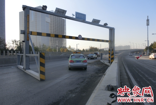 被撞壞的限高桿 被撞壞的限高桿