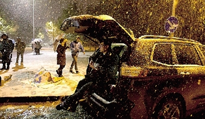 彈琴彈到手指都沒知覺了，還在一首又一首地唱。