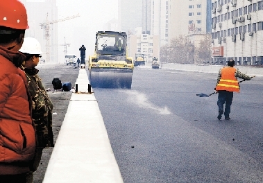 昨日農(nóng)業(yè)路高架第八標(biāo)段已經(jīng)開始鋪設(shè)瀝青。