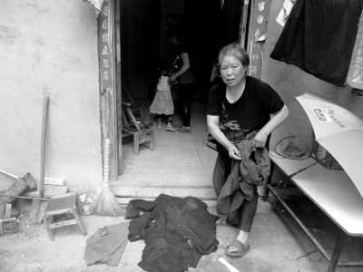 侯見志的母親拿出老伴受傷時穿的血衣。京華時報記者鄭羽佳攝