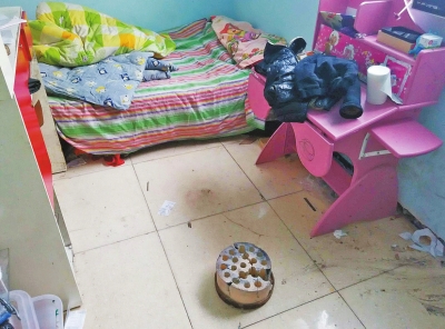 在理發(fā)店死者居住的臥室內(nèi)，地上放有一個(gè)大煤球。